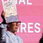 la-feria-del-libro-y-una-apertura-caliente:-a-los-abucheos-contra-leonardo-cifelli-se-sumo-una-protesta-contra-la-ley-de-glaciares