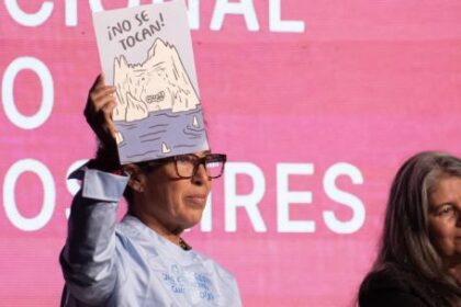 la-feria-del-libro-y-una-apertura-caliente:-a-los-abucheos-contra-leonardo-cifelli-se-sumo-una-protesta-contra-la-ley-de-glaciares