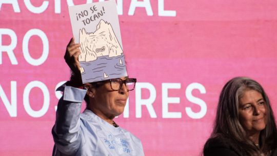 la-feria-del-libro-y-una-apertura-caliente:-a-los-abucheos-contra-leonardo-cifelli-se-sumo-una-protesta-contra-la-ley-de-glaciares