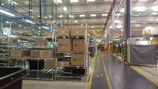 por-la-crisis-industrial,-electrolux-cierra-su-linea-de-heladeras-en-argentina-y-operara-con-menos-de-un-tercio-de-su-personal