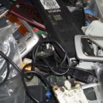 como-es-la-maniobra-de-gigantes-como-apple-o-samsung-que-convierte-tecnologia-en-basura-y-que-sufren-los-argentinos