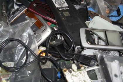 como-es-la-maniobra-de-gigantes-como-apple-o-samsung-que-convierte-tecnologia-en-basura-y-que-sufren-los-argentinos