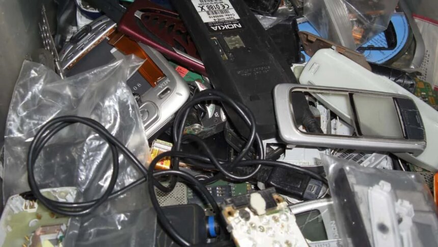 como-es-la-maniobra-de-gigantes-como-apple-o-samsung-que-convierte-tecnologia-en-basura-y-que-sufren-los-argentinos