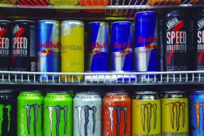 red-bull,-monster-y-speed-bajo-la-lupa:-el-boom-de-los-energizantes-que-pone-en-jaque-la-salud-adolescente