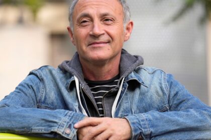 juan-jose-becerra-gano-el-premio-de-la-critica-en-la-feria-del-libro-por-su-libro-‘un-hombre’