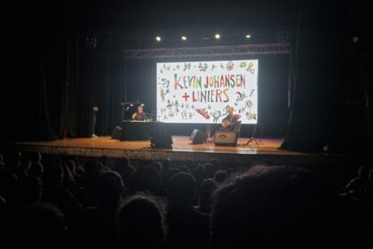 ticket-misiones-|-posadas-vivio-una-noche-colmada-de-arte-con-kevin-johansen-y-liniers-en-el-auditorium-montoya