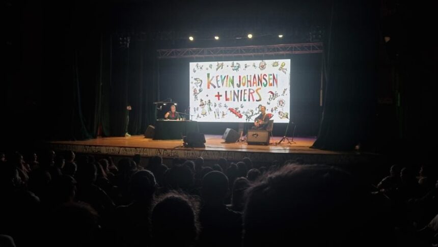 ticket-misiones-|-posadas-vivio-una-noche-colmada-de-arte-con-kevin-johansen-y-liniers-en-el-auditorium-montoya