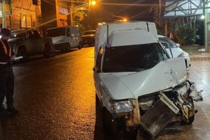 siniestro-vial-en-san-vicente:-choco-a-dos-vehiculos-estacionados,-abandono-a-su-acompanante-herido-y-huyo