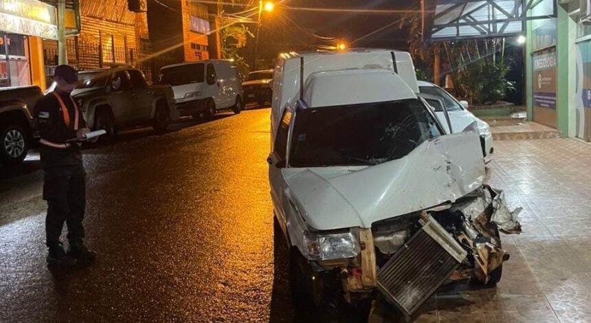 siniestro-vial-en-san-vicente:-choco-a-dos-vehiculos-estacionados,-abandono-a-su-acompanante-herido-y-huyo