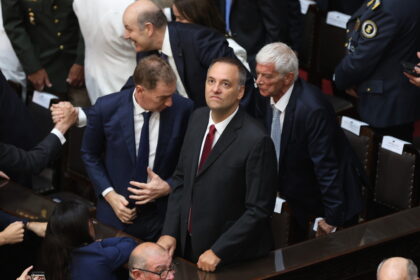 manuel-adorni-se-prepara-para-su-presentacion-en-diputados:-el-plan-de-la-oposicion-y-el-apoyo-de-javier-milei