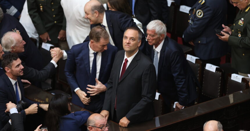 manuel-adorni-se-prepara-para-su-presentacion-en-diputados:-el-plan-de-la-oposicion-y-el-apoyo-de-javier-milei