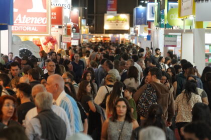 festejo-recargado:-una-multitud,-en-la-noche-de-la-feria-del-libro-2026