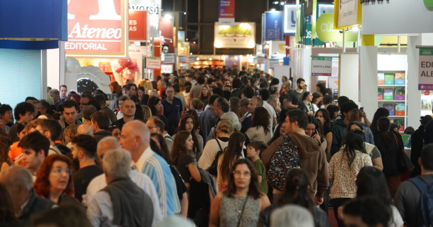 festejo-recargado:-una-multitud,-en-la-noche-de-la-feria-del-libro-2026