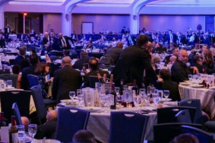 disparos,-corridas-y-caos-en-una-cena-de-donald-trump-con-corresponsales-en-washington:-no-hubo-heridos