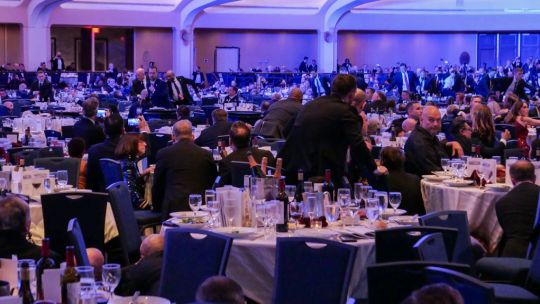 disparos,-corridas-y-caos-en-una-cena-de-donald-trump-con-corresponsales-en-washington:-no-hubo-heridos