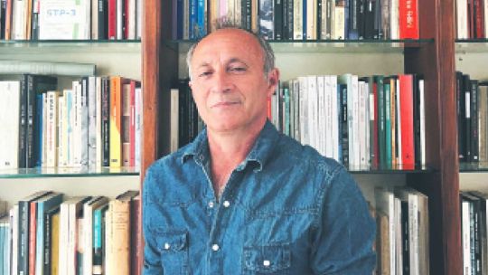 juan-jose-becerra-gano-el-premio-de-la-critica-con-una-novela-que-desafia-la-narrativa-contemporanea