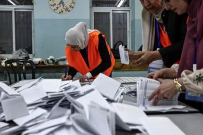 en-cisjordania,-le-fatah-esta-llegando-a-la-reunion-de-las-elecciones-municipales-en-las-ciudades-mas-grandes.