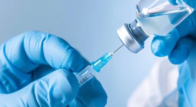 “la-gente-se-volvio-un-poco-antivacuna”:-neumonologa-aseguro-que-el-miedo-a-los-sintomas-hundio-la-inmunizacion