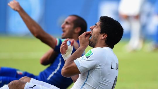 la-mordida-de-luis-suarez-a-chiellini:-cronica-de-una-sancion-historica-en-brasil-2014