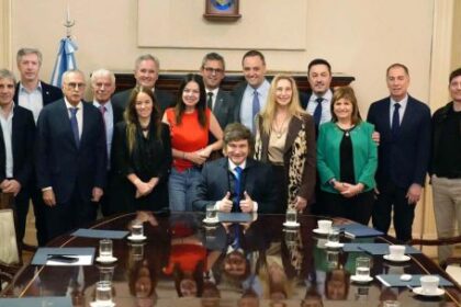 a-traves-de-un-decreto-de-javier-milei,-manuel-adorni-y-el-resto-de-los-ministros-duplicaron-sus-sueldos
