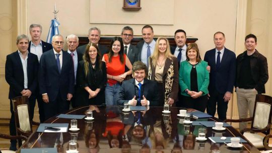 a-traves-de-un-decreto-de-javier-milei,-manuel-adorni-y-el-resto-de-los-ministros-duplicaron-sus-sueldos