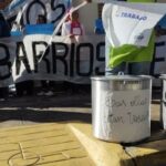 protesta-frente-a-la-sede-de-lla:-barrios-de-pie-reclamo-por-el-recorte-de-planes-sociales