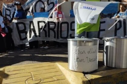 protesta-frente-a-la-sede-de-lla:-barrios-de-pie-reclamo-por-el-recorte-de-planes-sociales