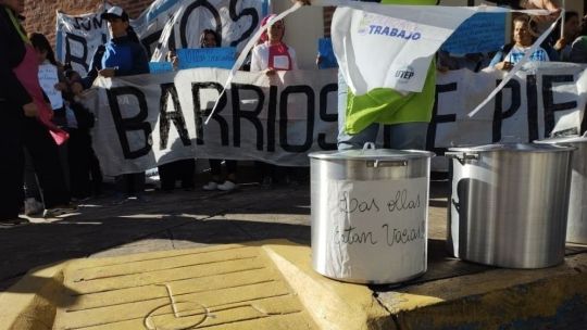 protesta-frente-a-la-sede-de-lla:-barrios-de-pie-reclamo-por-el-recorte-de-planes-sociales