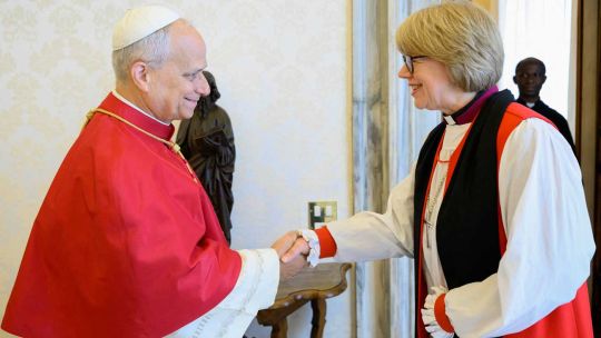el-papa-recibio-a-la-primera-arzobispa-de-la-iglesia-anglicana,-sarah-mullally,-y-rezaron-juntos