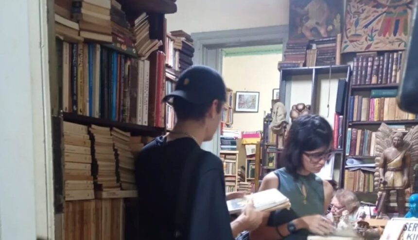 historica-libreria-posadena-liquida-sus-mas-de-100-mil-ejemplares-para-afrontar-gastos-de-salud-del-fundador
