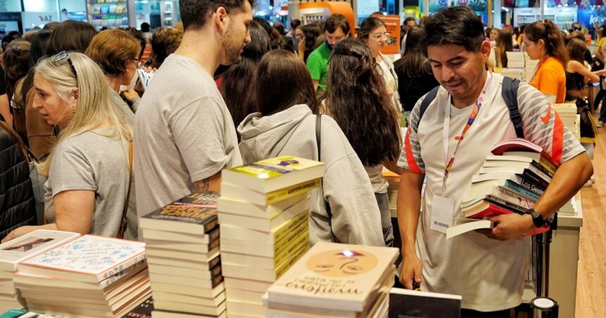¿cuanto-cuesta-ir-a-la-feria-del-libro?-entrada,-libros-y-una-bebida,-un-informe-con-todos-los-precios