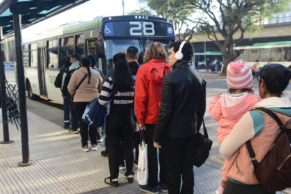 las-empresas-de-colectivos-del-amba-presionan-al-gobierno:-se-declararon-en-emergencia-y-amenazan-con-volver-a-reducir-servicios