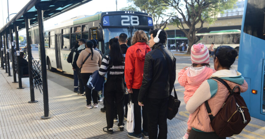 las-empresas-de-colectivos-del-amba-presionan-al-gobierno:-se-declararon-en-emergencia-y-amenazan-con-volver-a-reducir-servicios