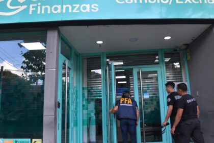 maniobras-con-el-dolar:-el-bcra-multo-por-$18.000-millones-a-la-financiera-ligada-a-“chiqui”-tapia-y-le-quito-el-permiso-para-operar