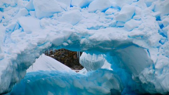 detectaron-misteriosas-senales-de-rayos-cosmicos-en-el-hielo-de-la-antartida:-la-hipotesis-de-los-especialistas