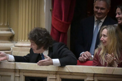 el-detras-de-escena-de-la-visita-de-adorni-a-diputados:-musica-de-rocky,-pochoclos-y-mega-operativo-de-seguridad