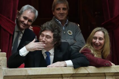 “ustedes-son-asesinos”,-la-frase-de-milei-a-la-oposicion,-su-arenga-a-adorni-y-la-pregunta-sobre-corrupcion-que-lo-indigno