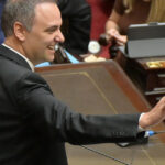manuel-adorni-en-el-congreso,-en-vivo:-“no-hubo-delito”,-se-defendio-el-jefe-de-gabinete-al-dar-su-primer-informe-de-gestion-y-tuvo-el-apoyo-de-milei-desde-el-balcon-de-diputados