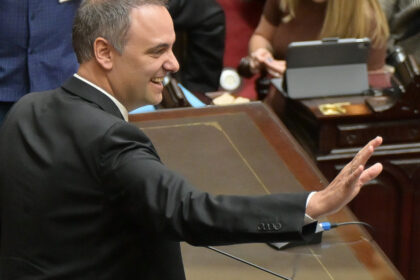 manuel-adorni-en-el-congreso,-en-vivo:-“no-hubo-delito”,-se-defendio-el-jefe-de-gabinete-al-dar-su-primer-informe-de-gestion-y-tuvo-el-apoyo-de-milei-desde-el-balcon-de-diputados