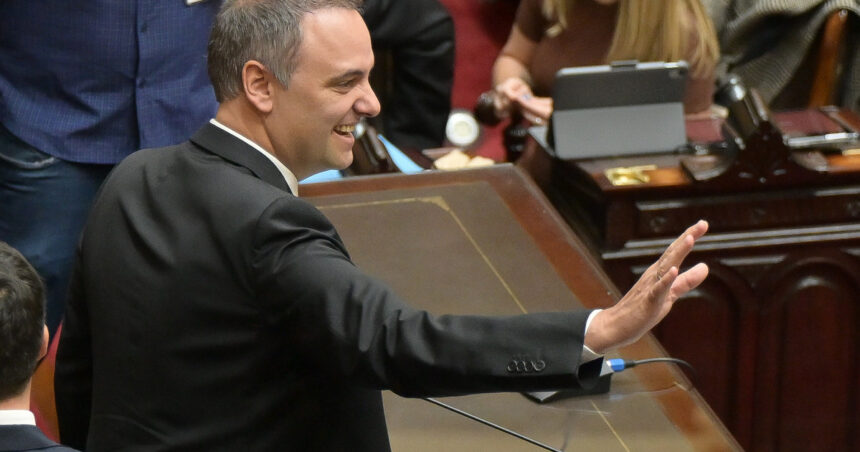 manuel-adorni-en-el-congreso,-en-vivo:-“no-hubo-delito”,-se-defendio-el-jefe-de-gabinete-al-dar-su-primer-informe-de-gestion-y-tuvo-el-apoyo-de-milei-desde-el-balcon-de-diputados