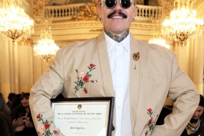 emotivo-homenaje-a-adrian-appiolaza,-el-disenador-argentino-que-empezo-en-el-taller-de-su-abuela-y-hoy-triunfa-en-la-elite-mundial-de-la-moda-sin-olvidar-sus-raices