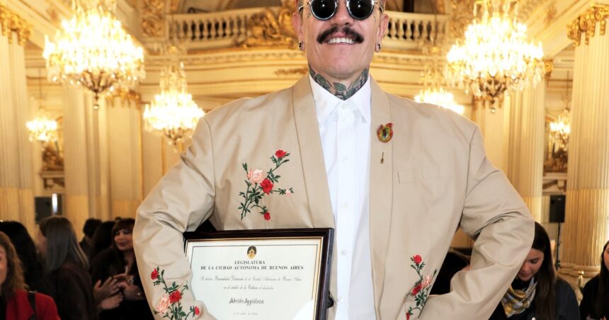 emotivo-homenaje-a-adrian-appiolaza,-el-disenador-argentino-que-empezo-en-el-taller-de-su-abuela-y-hoy-triunfa-en-la-elite-mundial-de-la-moda-sin-olvidar-sus-raices