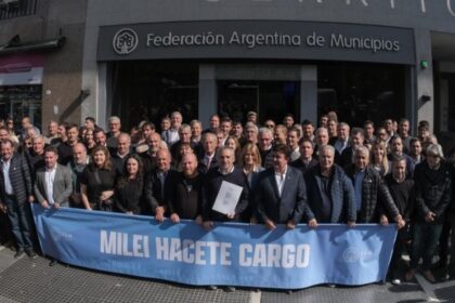 “si-su-gobernador-no-sabe-administrar,-que-deje-paso-a-quienes-saben”,-los-intendentes-fueron-a-reclamar-fondos-y-pettovello-les-dejo-un-cartel