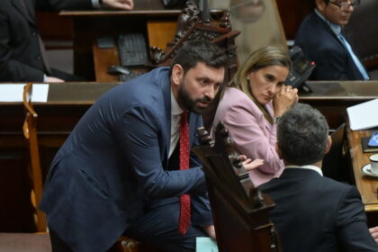 “¿que-esta-esperando-para-renunciar?”:-el-duro-cruce-con-corte-de-microfono-entre-martin-menem-y-un-diputado-radical-en-el-informe-de-adorni