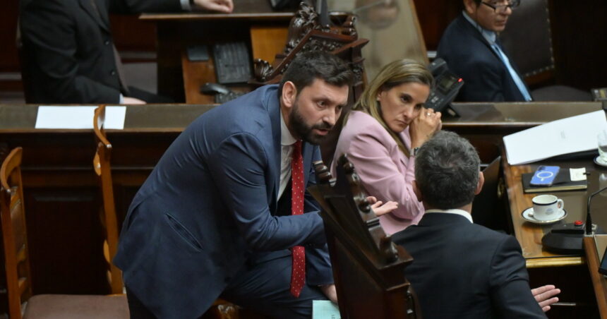 “¿que-esta-esperando-para-renunciar?”:-el-duro-cruce-con-corte-de-microfono-entre-martin-menem-y-un-diputado-radical-en-el-informe-de-adorni