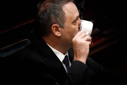 adorni-apuesta-al-tiempo-para-no-responder