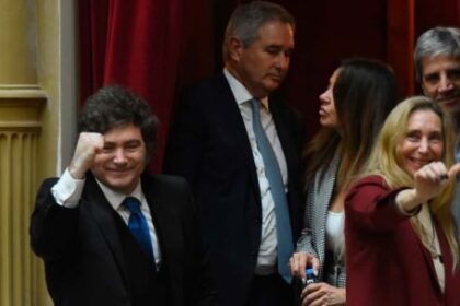 milei-tildo-de-“asesinos”-a-los-diputados-de-izquierda,-cargo-contra-la-prensa-y-festejo-el-discurso-de-adorni-en-el-congreso