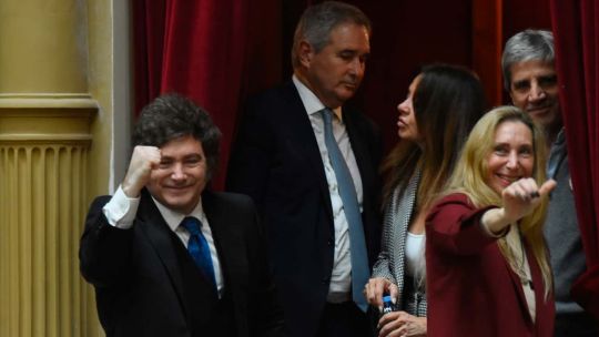 milei-tildo-de-“asesinos”-a-los-diputados-de-izquierda,-cargo-contra-la-prensa-y-festejo-el-discurso-de-adorni-en-el-congreso