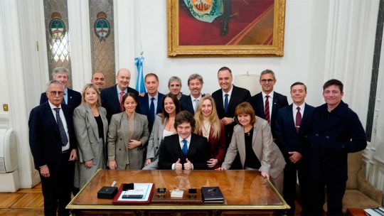 javier-milei-y-su-gabinete-fueron-al-congreso-para-apoyar-a-manuel-adorni:-video-con-la-cancion-de-rocky