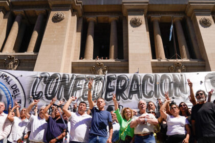 en-la-previa-al-dia-del-trabajador,-la-cgt-marcha-a-plaza-de-mayo-y-ya-imagina-un-nuevo-paro-general-contra-milei